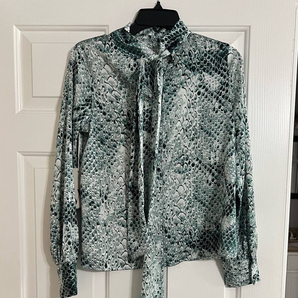 NWT - Worthington Women’s Bow Tie Neck Long Sleeve Blouse/Green Animal - Sz. XS